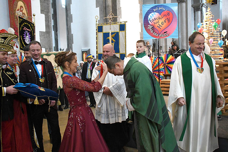 Bei der Schunkelmesse gab es auch Orden am 15.01.2023 (©Foto: Ingrid Grossmann)